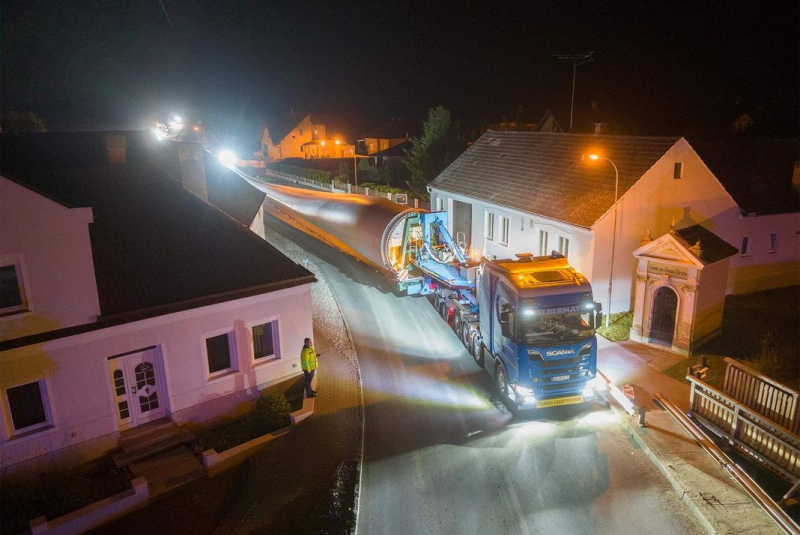  Aktuality, Novinky - Felbermayr Slovensko / PREPRAVNÁ A ZDVÍHACIA TECHNIKA NA VÝSTAVBU OBROVSKÝCH VETERNÝCH ELEKTRÁRNÍ - foto